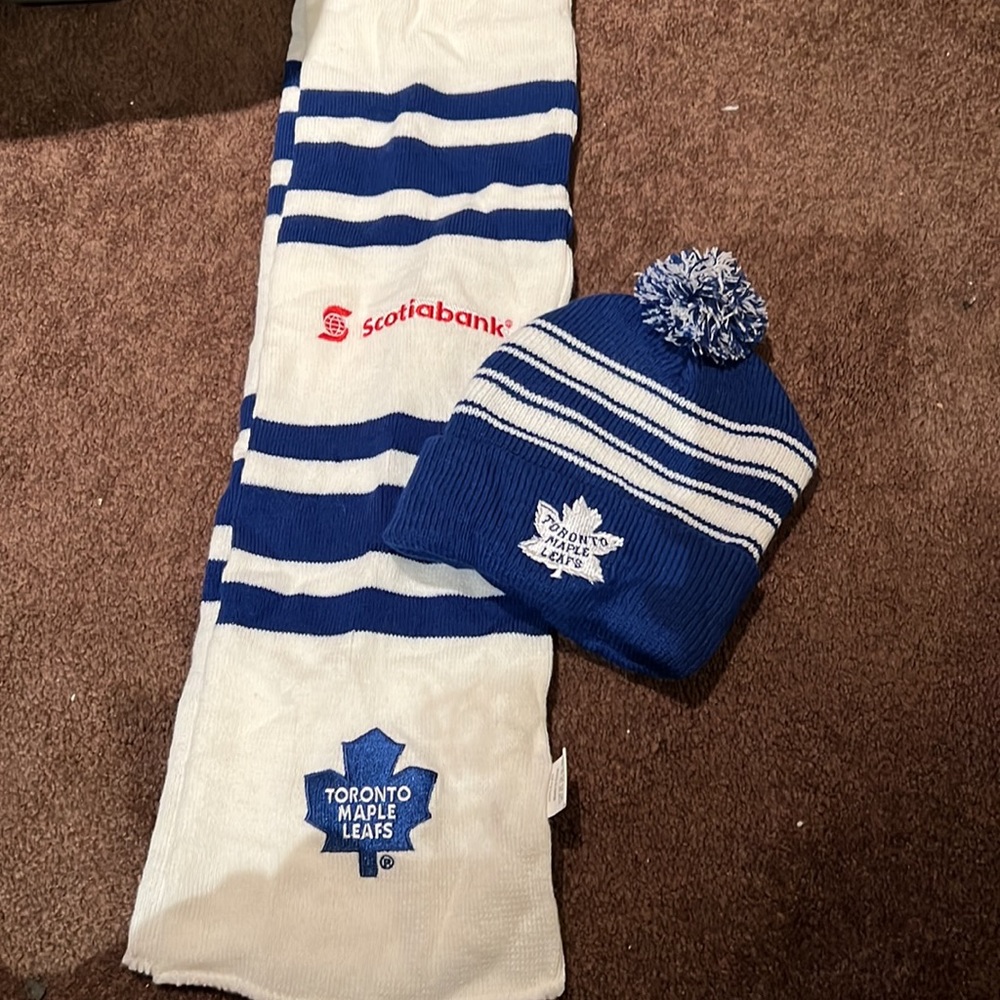 Leafs Toque and Scarf Bundle